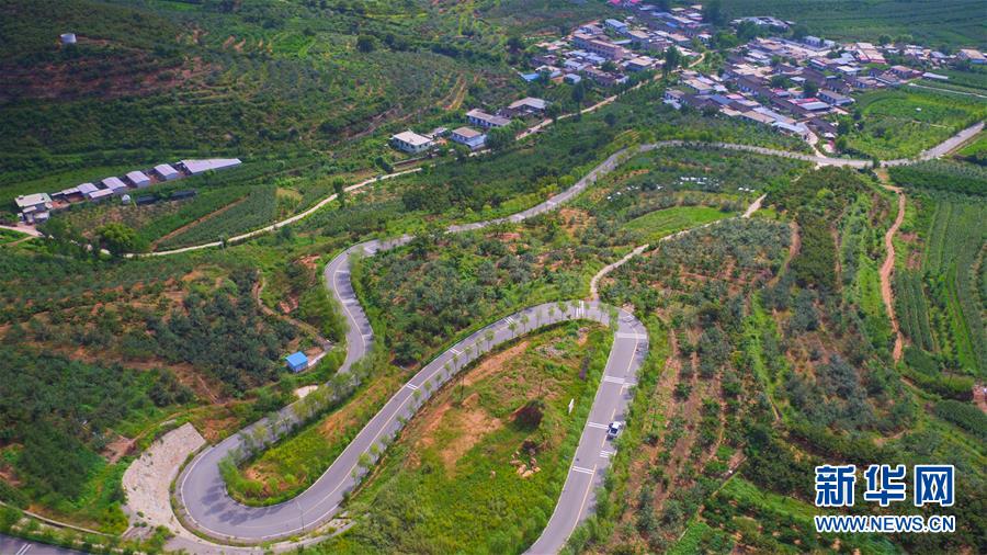 （新華全媒頭條·走向我們的小康生活·圖文互動(dòng)）（1）長城腳下，小康村串成“珍珠鏈”