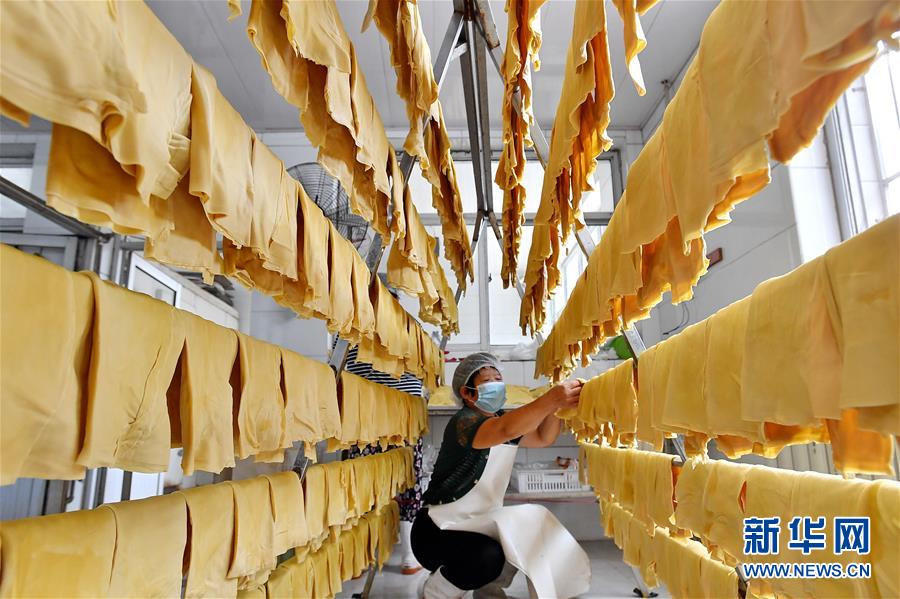 （新華全媒頭條·走向我們的小康生活·圖文互動(dòng)）（10）長城腳下，小康村串成“珍珠鏈”