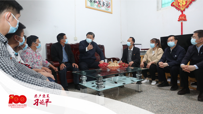 2021年5月13日下午，習近平總書記在河南省南陽市淅川縣九重鎮(zhèn)鄒莊村，同移民戶鄒新曾一家三代圍坐在一起聊家常。