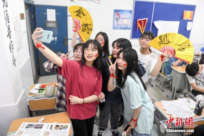 資料圖：6月6日，2021年高考前夕，湖南長(zhǎng)沙同升湖實(shí)驗(yàn)學(xué)校高三年級(jí)，考生們?cè)诮淌覂?nèi)合影。 楊華峰 攝