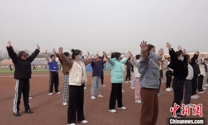 寧夏大學(xué)校園內(nèi)，學(xué)生練習(xí)八段錦。 謝宇 攝